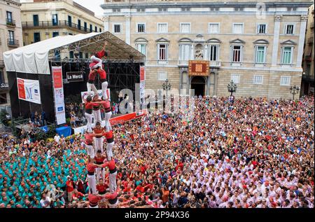 Castellers de Barcelona.'Castellers' edificio torre umana, una tradizione catalana.Festa de la Merche, festival della città. Barcelona, Spagna Foto Stock