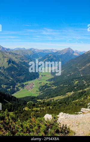 Vista durante la discesa dalla cima di Daniele (2340m), cima più alta delle Alpi Ammergau, nei monti Tannheim in primo piano i villaggi di Lähn, Wängle, Bichlbach, Lermoos, Zugspitzarena, Tirolo, Austria Foto Stock