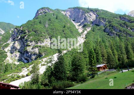 Vista al rifugio di caccia dell'Alpe Eppzirler, vicino a Scharnitz, Giessenbach, Monti Karwendel, Tirolo, Austria Foto Stock