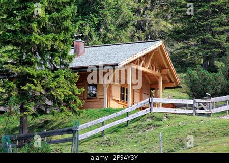 Rifugio di caccia all'Alpe Eppzirler, vicino a Scharnitz, Giessenbach, Monti Karwendel, Tirolo, Austria Foto Stock