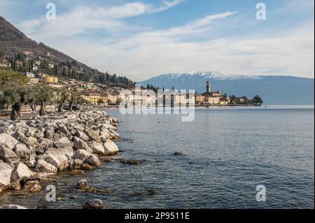 Salò. Italia - 02-11-2023: La bella promonade sul lago di Salò Foto Stock