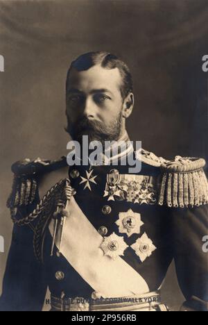 1905 ca, Londra, GRAN BRETAGNA: Il futuro re GIORGIO V del Regno Unito (Principe di Cornovaglia e York, 1865-1936). Fu il primo monarca britannico appartenente alla Casa di Windsor, che egli creò dal ramo britannico della Casa tedesca di Saxe-Coburg-Gotha . Figlio del re EDOARDO VII d'Inghilterra ( 1841 - 1910 , Principe di Galles ) e della regina ALEXANDRA ( principessa DI DANIMARCA ). Sposato con Maria di Teck ( 1867 - 1953 ) e padre di due re di Gran Bretagna : Edoardo VIII e Giorgio VI . - Casa DI WINDSOR - Casa di Saxe-Coburg-Gotha - INGHILTERRA - GRAN BRETAGNA - regalità - Foto Stock