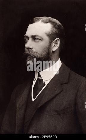 1908 ca, Londra, GRAN BRETAGNA: Il futuro re GIORGIO V del Regno Unito (Principe di Galles, 1865-1936). Fu il primo monarca britannico appartenente alla Casa di Windsor, che egli creò dal ramo britannico della Casa tedesca di Saxe-Coburg-Gotha . Figlio del re EDOARDO VII d'Inghilterra ( 1841 - 1910 , Principe di Galles ) e della regina ALEXANDRA ( principessa DI DANIMARCA ). Sposato con Maria di Teck ( 1867 - 1953 ) e padre di due re di Gran Bretagna : Edoardo VIII e Giorgio VI . - Casa DI WINDSOR - Casa di Saxe-Coburg-Gotha - INGHILTERRA - GRAN BRETAGNA - royalty - nobili - no Foto Stock