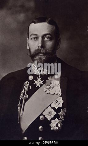 1910 ca, Londra, GRAN BRETAGNA: Il re GIORGIO V del Regno Unito (1865-1936). Fu il primo monarca britannico appartenente alla Casa di Windsor, che egli creò dal ramo britannico della Casa tedesca di Saxe-Coburg-Gotha . Figlio del re EDOARDO VII d'Inghilterra ( 1841 - 1910 , Principe di Galles ) e della regina ALEXANDRA ( principessa DI DANIMARCA ). Sposato con Maria di Teck ( 1867 - 1953 ) e padre di due Re di Gran Bretagna : Edoardo VIII e Giorgio VI - Casa DI WINDSOR . - Casa di Saxe-Coburg-Gotha - INGHILTERRA - GRAN BRETAGNA - royalty - nobili - nobiltà - ritratto - ritr Foto Stock