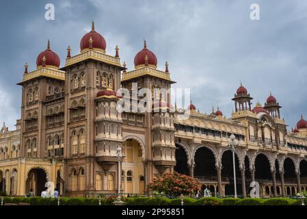 Mysore Palace Karnataka India Settembre 1 2022 turisti visitare lo storico e grandioso Mysore palazzo chiamato anche Amba Vilas palazzo in Karnataka Indi Foto Stock