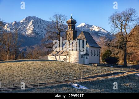 Chiesa protestante alla luce del mattino. Kochel am See, Baviera, Germania. Foto Stock