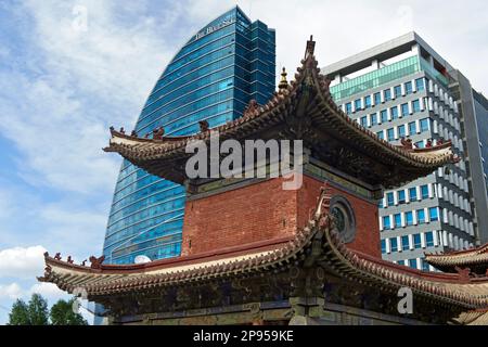 L'hotel moderno, il Blue Sky e il tradizionale Tempio di Choidshin lama, Ulanbator, Mongolia Foto Stock