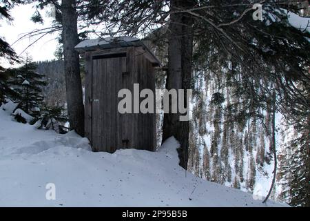 Escursione invernale nei pressi di Mittenwald, WC, WC cottage nella foresta, Europa, Germania, Baviera, alta Baviera, Isar Valley, Werdenfelser Land, cottage nella foresta Foto Stock