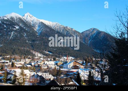 Austria, Tirolo, Seefeld, vista sul villaggio, paesaggio montano invernale, Reitherspitze, stazione di sport invernali, Altopiano di Seefelder Foto Stock