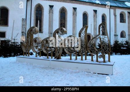 Austria, Tirolo, Seefeld, vista sul villaggio, chiesa, scritta, decorazione, paesaggio di montagna invernale, punto di riferimento, stazione di sport invernali, Altopiano di Seefelder Foto Stock