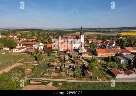 Germania, Turingia, Grabfeld, Berkach, villaggio, chiesa, giardini Foto Stock