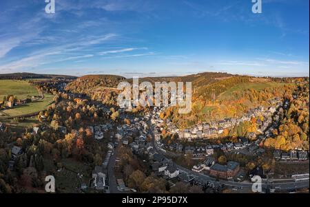 Germania, Turingia, Lauscha, piccola città, si estende su diverse valli strette, montagne, foresta, panoramica, foto aerea Foto Stock