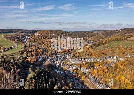 Germania, Turingia, Lauscha, piccola città, si estende su diverse valli strette, montagne, foresta, panoramica, foto aerea Foto Stock