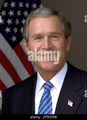 George Walker Bush (sopportato il 6 luglio 1946) è il 43rd ed attuale presidente degli Stati Uniti d'America, inaugurato il 20 gennaio 2001. Il figlio più anziano dell'ex presidente degli Stati Uniti George H. W. Bush, George W. Bush è stato eletto presidente stesso nelle elezioni generali del 2000. In precedenza, Bush era stato il governatore del Texas del 46th dal 1995. Bush è stato rieletto nel 2004 come presidente. Foto ufficiale dell' Ufficio Stampa della Casa Bianca . - W. - Presidente della Repubblica - USA - ritratto - ritratto - ritratto - cravatta - cravatta - colletto - colletto - STATI UNITI - STATI Uniti - STATI Uniti - bandiera - bandiera - divieto Foto Stock