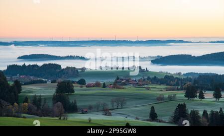 Mattina suggestiva a Allgäu prima dell'alba. Vista sulla valle misteriosa Illertal fino alle turbine eoliche di Wildpoldsried. Baviera, Germania Foto Stock