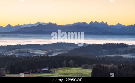 Autunno Allgäu prima dell'alba. Vista sulla valle dell'Illertal e sulle Alpi. Baviera, Germania Foto Stock