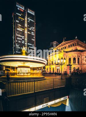 Grattacieli o grattacieli dello skyline di Francoforte in serata, splendidamente illuminati nel buio. Assia, Germania Foto Stock