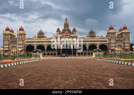 Mysore Palace Karnataka India Settembre 1 2022 turisti visitare lo storico e grandioso Mysore palazzo chiamato anche Amba Vilas palazzo in Karnataka Indi Foto Stock