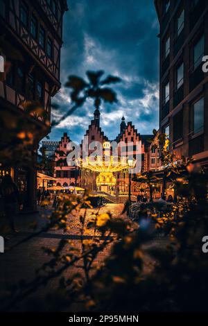 Mercatino di Natale la sera, festival splendidamente illuminato sulla Römerberg di Francoforte sul meno, ambiente storico con case a graticcio e atmosfera romantica. Tradizione natalizia in Assia, Germania Foto Stock
