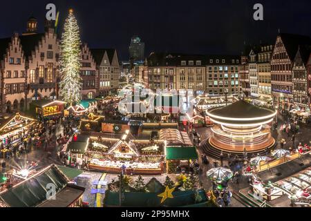 Mercatino di Natale la sera, festival splendidamente illuminato sulla Römerberg di Francoforte sul meno, ambiente storico con case a graticcio e atmosfera romantica. Tradizione natalizia in Assia, Germania Foto Stock