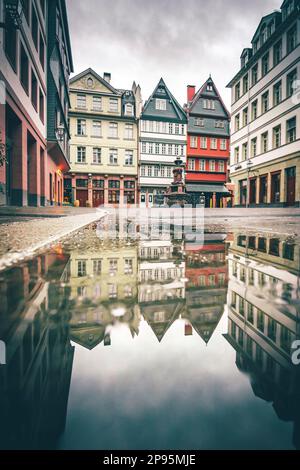 Il Römerberg a Francoforte sul meno, il Römer forma il municipio circondato da case a graticcio, la Nikolaikirche e la città vecchia, l'Assia, Germania Foto Stock