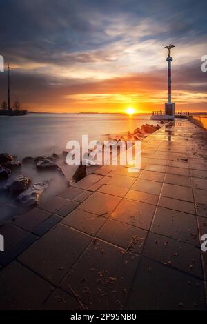 Tramonto a Balaton, Lago Balaton in Ungheria, romantica vista sul porto di Siofok, lunga esposizione, nel tramonto sul lago Foto Stock