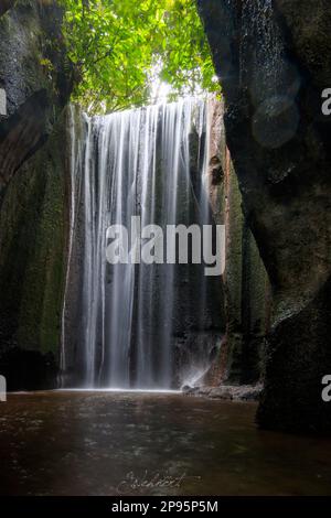 La cascata Tukad Cepung a Bali vicino a Ubud, deserta Foto Stock