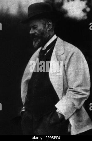 1917 c, GERMANIA : MAX WEBER ( 1864 – 1920 ) è stato un economista e sociologo tedesco, considerato uno dei fondatori del moderno studio di sociologia e pubblica amministrazione . - SOCIOLOGO - SOCIOLOGIA - SOCIOLOGIA - profilo - profilo - ritratto - ritratto - barba - barba - cappello --- Archivio GBB Foto Stock