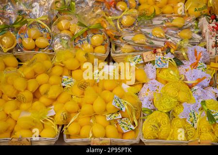 Sapone profumato al limone in vendita ad Amalfi, Salerno, Italia Costiera Amalfitana Foto Stock