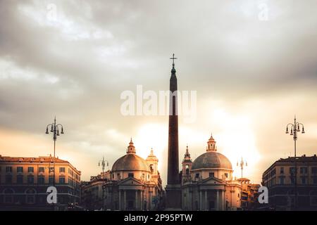 Roma, Italia, Piazza del Popolo con vista su Santa Maria in Montesanto Foto Stock