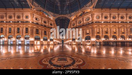 Milano al mattino, vista deserta dalla Galleria Vittorio Emanuele II (Viktor - Emanuel - passaggio) alla Casa Martini in Italia Foto Stock