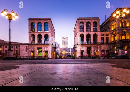 Milano al mattino, vista deserta dalla Galleria Vittorio Emanuele II (Viktor - Emanuel - passaggio) alla Casa Martini in Italia Foto Stock