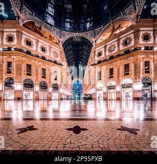 Milano al mattino, vista deserta dalla Galleria Vittorio Emanuele II (Viktor - Emanuel - passaggio) alla Casa Martini in Italia Foto Stock