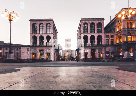 Milano al mattino, vista deserta dalla Galleria Vittorio Emanuele II (Viktor - Emanuel - passaggio) alla Casa Martini in Italia Foto Stock