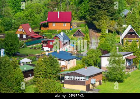 Kruzberk (Kreuzberg), casa singola in legno colorato fine settimana case a Moravskoslezsky, Moravo-Slesia Regione, Mährisch-schlesische Regione, ceco Foto Stock