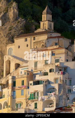 Architettura locale. Gli edifici abbracciano la ripida collina della Costiera Amalfitana. Amalfi, Salerno, Italia Foto Stock