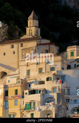 Architettura locale. Gli edifici abbracciano la ripida collina della Costiera Amalfitana. Amalfi, Salerno, Italia Foto Stock