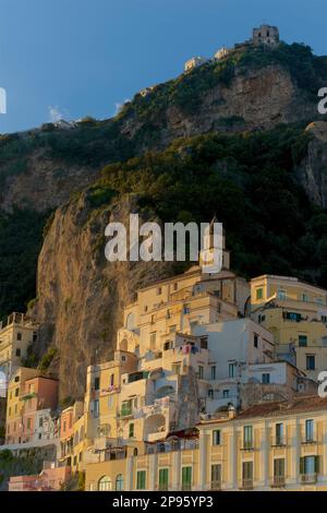 Architettura locale. Gli edifici abbracciano la ripida collina della Costiera Amalfitana. Amalfi, Salerno, Italia Foto Stock