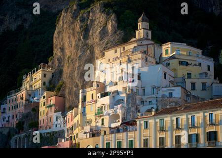 Architettura locale. Gli edifici abbracciano la ripida collina della Costiera Amalfitana. Amalfi, Salerno, Italia Foto Stock