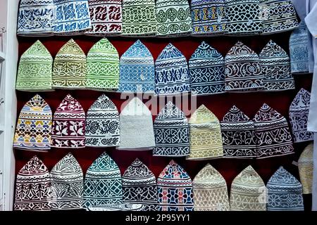 Cappellini kuma tradizionali in vendita nel Souq di Mutrah, Muscat, Oman Foto Stock