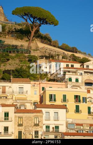 Architettura locale. Gli edifici abbracciano la ripida collina della Costiera Amalfitana. Amalfi, Salerno, Italia Foto Stock