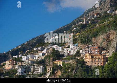 Architettura locale. Gli edifici abbracciano la ripida collina della Costiera Amalfitana sopra la città di Amalfi. Amalfi, Salerno, Italia Foto Stock