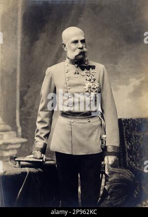 1900 c., Vienna, AUSTRIA: Il Kaiser AUSTRIACO FRANZ JOSEF von ABSBURG Osterreich (1830-1916), Imperatore d'Austria, Re d'Ungheria e Boemia. - FRANCESCO GIUSEPPE - GIUSEPPE - ABSBURG - ASBURGO - ASBURGO - NOBILITÀ - NOBILI - Nobiltà - REALI - ASBURGO - HASBURG - ROYALTY - AUSTRIA - barba - barba - barba - baffi - baffi - uniforme militare - divisa uniforme militare - Francesco Giuseppe - medaglie - medaglie -- -- Archivio GBB Foto Stock