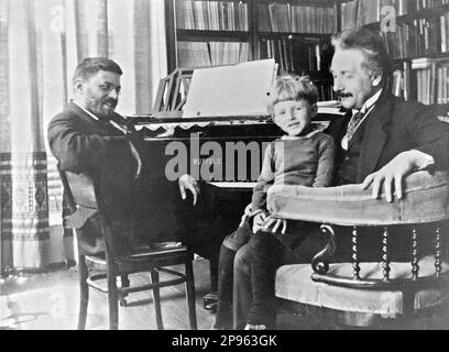 1920 , Germania : il fisico tedesco ALBERT EINSTEIN ( 1879 - 1955 ), vincitore del premio Nobel 1921 , nella casa del professore di fisica Leiden Paul Ehrenfest , 1920. Sul suo grembo è Paul Ehrenfest, Jr. - Foto storiche - foto storica - scienziato - scienziato - ritratto - fisica - FISICO - SCIENZA - SCIENZA - baffi - baffi - PREMIO NOBEL PER LA FISICA - Atomica - ATOMO - scienziato - genio - genio - bambino - bambini - infanzia - Infanzia --- Archivio GBB Argenzia Foto Stock