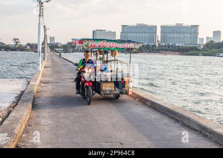 Mobile cibo tailandese stand accoppiato con una moto in Thailandia Asia Foto Stock