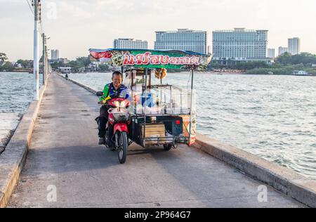 Mobile cibo tailandese stand accoppiato con una moto in Thailandia Asia Foto Stock