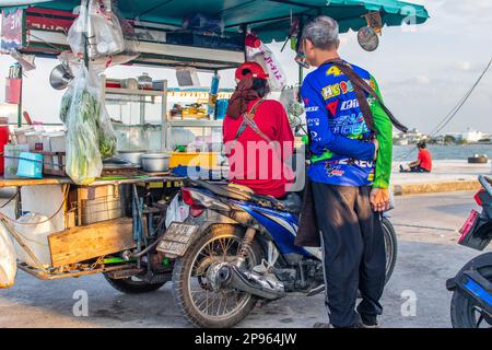 Mobile cibo tailandese stand accoppiato con una moto in Thailandia Asia Foto Stock