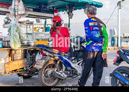 Mobile cibo tailandese stand accoppiato con una moto in Thailandia Asia Foto Stock