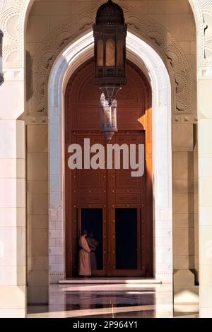 All'interno dell'imponente Grande Moschea del Sultano Qaboos, Muscat, Oman Foto Stock