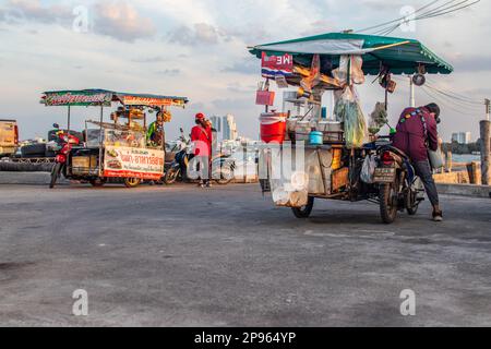 Mobile cibo tailandese stand accoppiato con una moto in Thailandia Asia Foto Stock